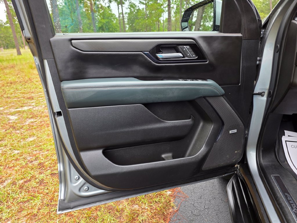 Used 2025 GMC Yukon AT4 AWD/4WD image 12