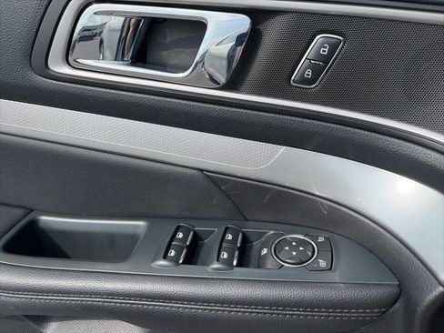 Used 2016 Ford Explorer XLT image 21