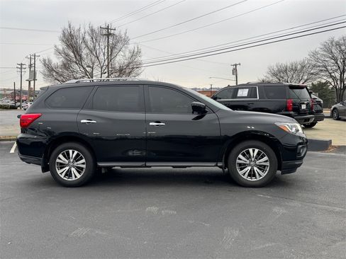 Used 2018 Nissan Pathfinder SV image 2