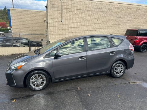 Used 2016 Toyota Prius V Four image 8