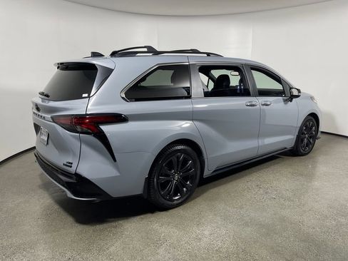 Used 2024 Toyota Sienna XSE w/ XSE Premium Package FWD image 3