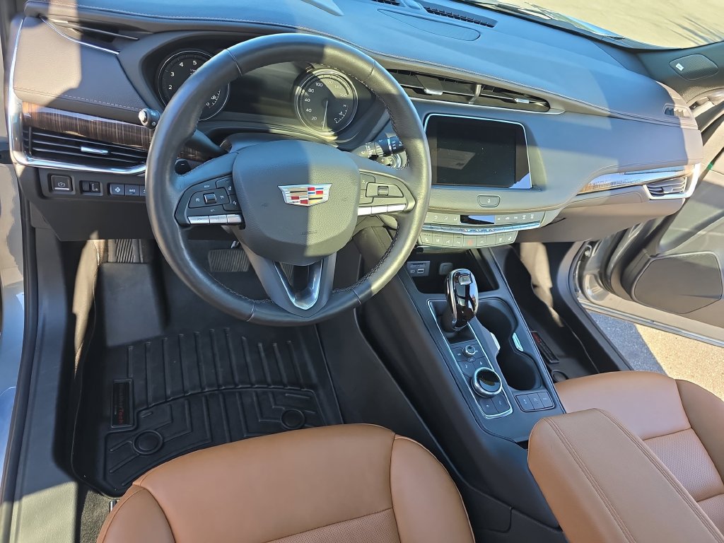 Used 2023 Cadillac XT4 Premium Luxury w/ Technology Package AWD/4WD image 18