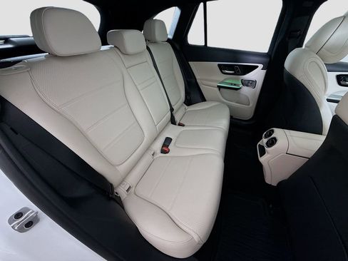 Used 2025 Mercedes-Benz GLC 300 4MATIC image 28