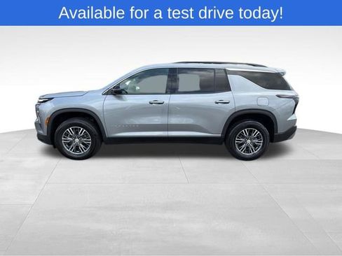 Used 2025 Chevrolet Traverse LT FWD image 3