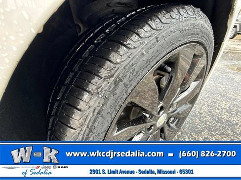 Used 2018 Chevrolet Malibu Premier w/ Premier Sun and Wheel Package FWD image 5