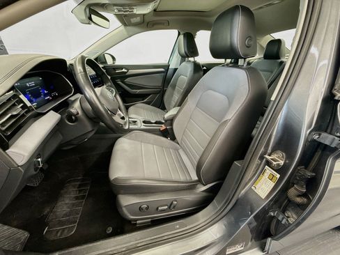 Used 2025 Volkswagen Jetta SE FWD image 13