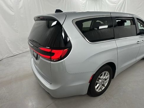 Used 2024 Chrysler Pacifica Touring-L image 3