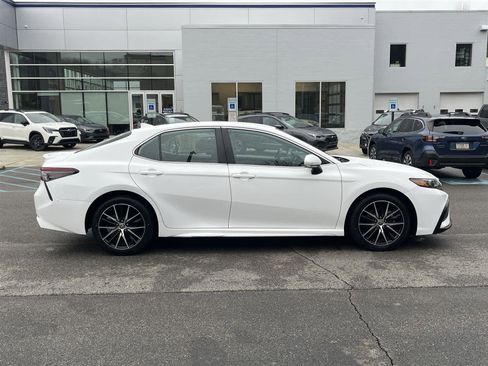 Used 2023 Toyota Camry SE image 6