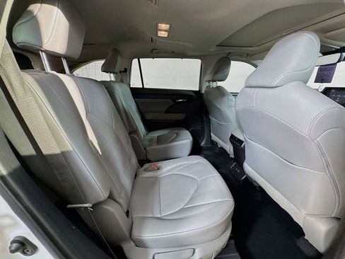 Used 2021 Toyota Highlander XLE image 34