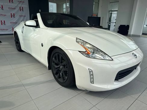 Used 2016 Nissan 370Z Touring RWD image 2