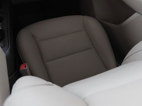 Certified 2021 Cadillac XT4 Luxury w/ Cold Weather Package image 23