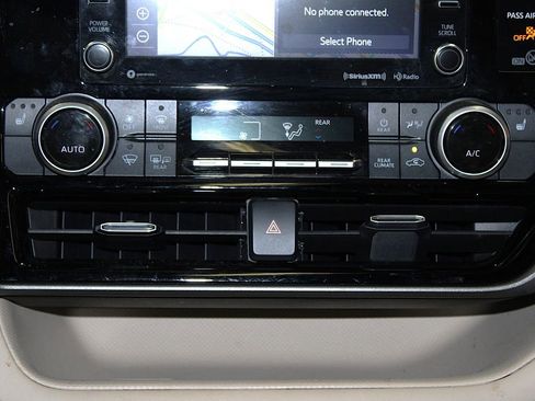 Used 2020 Toyota Highlander XLE AWD/4WD image 19