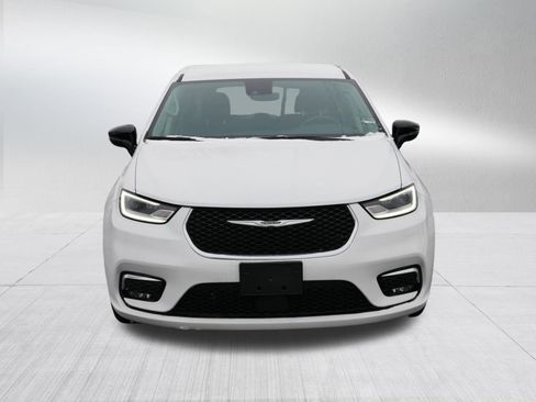 Used 2024 Chrysler Pacifica Touring-L image 2