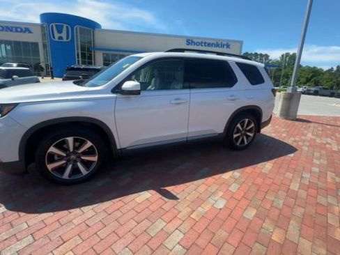 Certified 2023 Honda Pilot Touring image 7