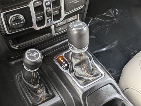 Used 2022 Jeep Wrangler Unlimited Sahara image 17