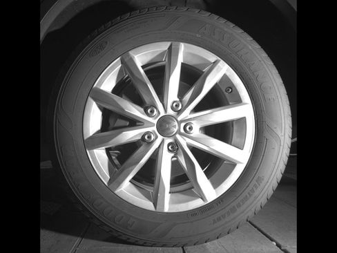 Used 2016 Volkswagen Touareg Sport AWD/4WD image 12