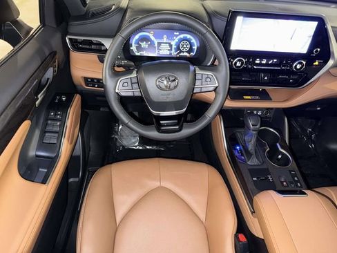 Used 2025 Toyota Highlander Platinum AWD/4WD image 4