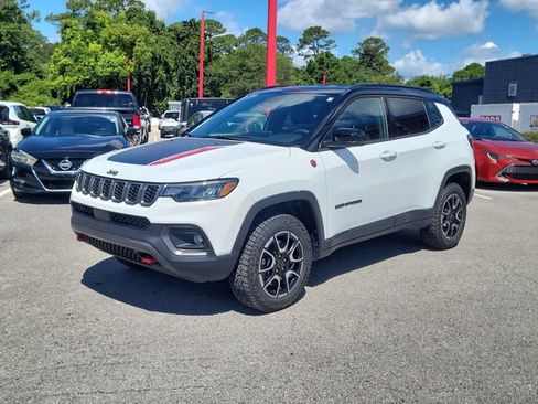 Used 2025 Jeep Compass Trailhawk AWD/4WD image 5