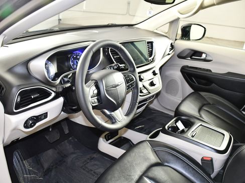 Used 2024 Chrysler Pacifica Touring-L FWD image 2