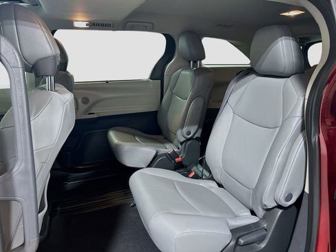 Used 2024 Toyota Sienna XLE FWD image 22