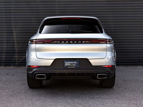 Used 2025 Porsche Cayenne AWD/4WD image 6