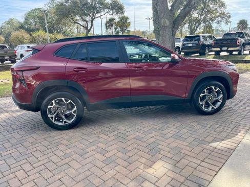 Used 2025 Chevrolet Trax LT w/ LT Convenience Package image 7