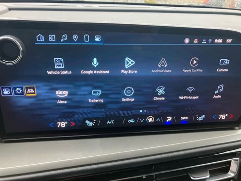 Used 2025 Chevrolet Traverse LT image 15