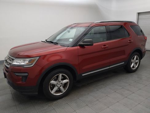 Used 2018 Ford Explorer XLT FWD image 2