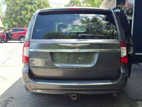 Used 2015 Chrysler Town & Country Touring-L w/ Trailer Tow Group FWD image 12
