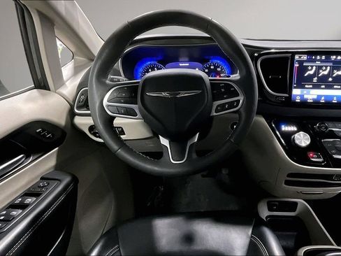 Used 2023 Chrysler Pacifica Touring-L image 9