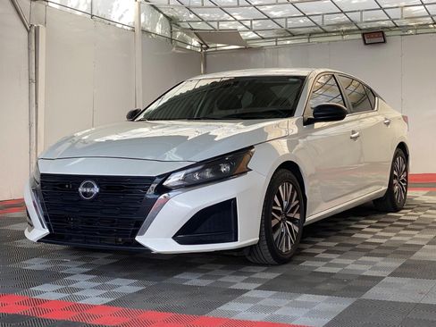 Used 2024 Nissan Altima 2.5 SV FWD image 3