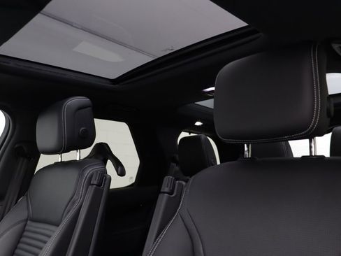 Used 2025 Land Rover Discovery S image 14