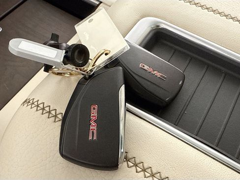 Used 2021 GMC Yukon Denali w/ Denali Premium Package image 17