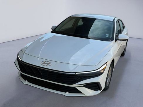 New 2026 Hyundai Elantra SE FWD image 1