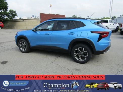 Used 2025 Chevrolet Trax LT FWD image 6