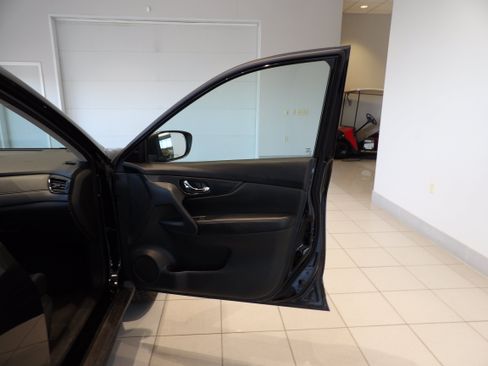 Used 2018 Nissan Rogue SV FWD image 22