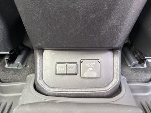 Used 2025 Toyota Highlander Platinum image 31