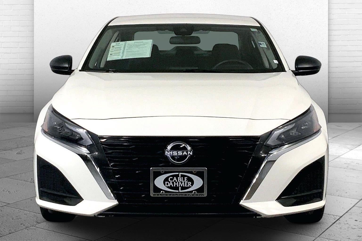 Used 2025 Nissan Altima 2.5 SV FWD image 2