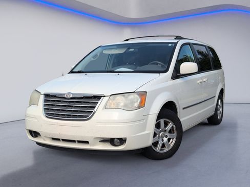 Used 2010 Chrysler Town & Country Touring FWD image 2