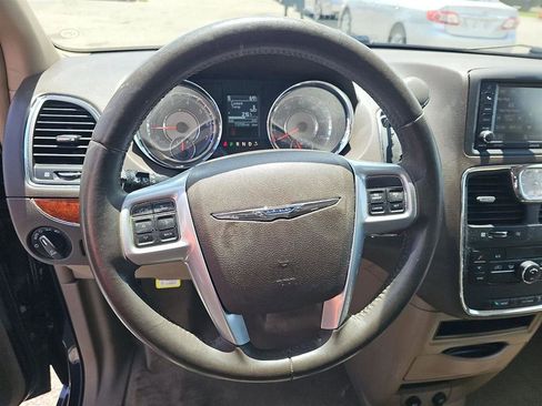 Used 2013 Chrysler Town & Country Touring image 16