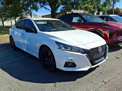 Used 2022 Nissan Altima 2.5 SR w/ Midnight Edition Package FWD image 4