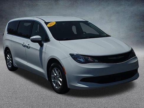 Used 2023 Chrysler Voyager LX FWD image 9