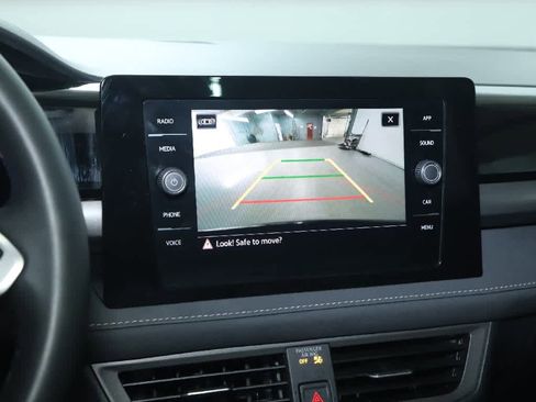 Certified 2025 Volkswagen Taos SE FWD image 30
