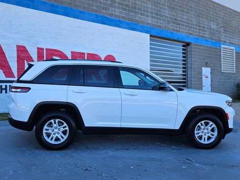 Used 2024 Jeep Grand Cherokee Laredo image 8