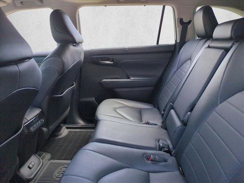 Certified 2020 Toyota Highlander XLE AWD/4WD image 18