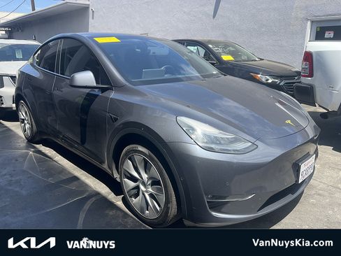 Used 2022 Tesla Model Y Long Range AWD/4WD image 1