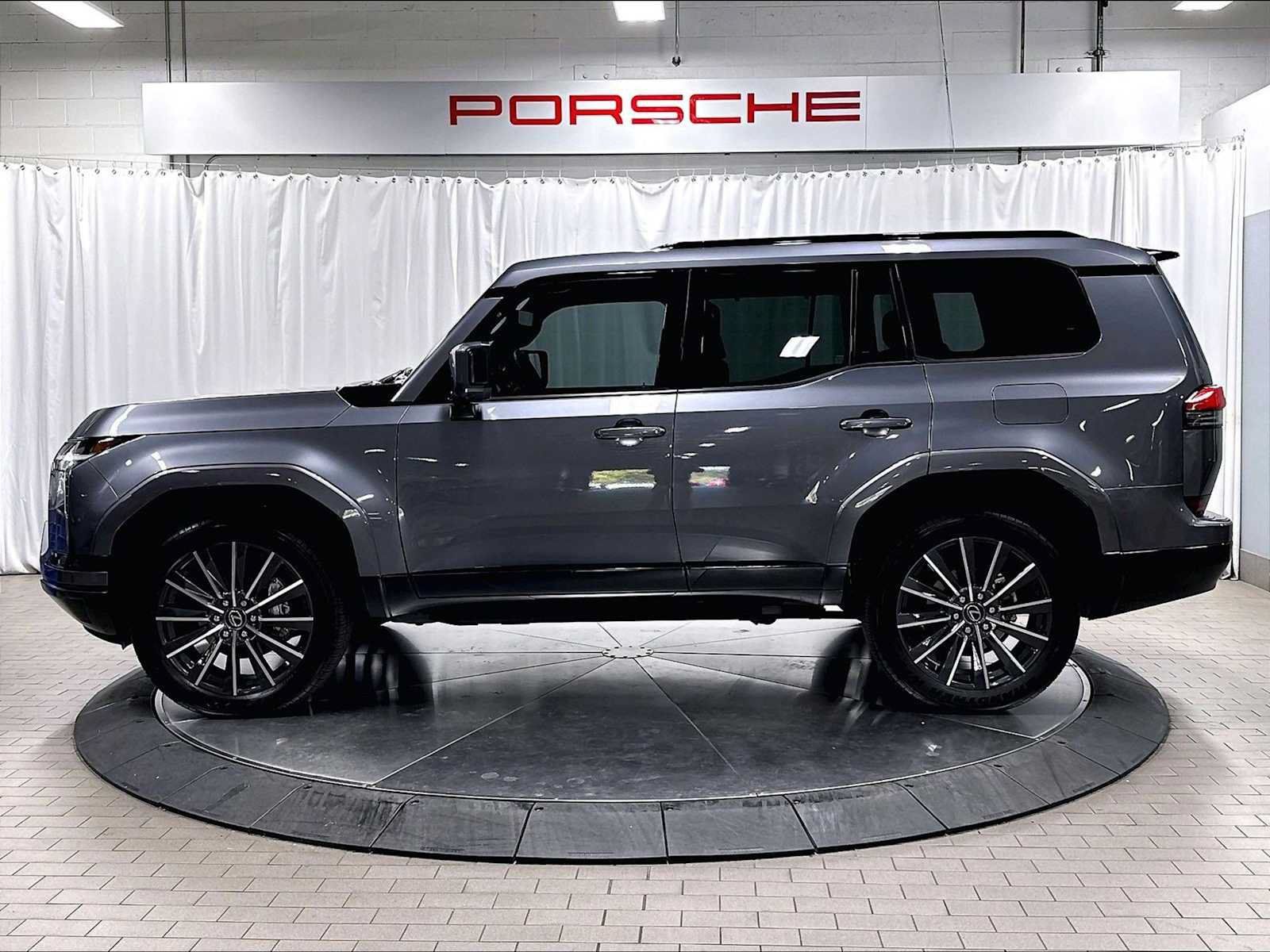 Used 2025 Lexus GX 550 AWD/4WD image 2