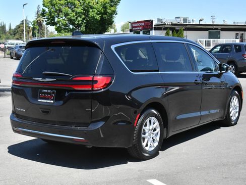 Used 2023 Chrysler Pacifica Touring-L FWD image 8