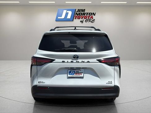 Used 2022 Toyota Sienna XLE FWD image 6