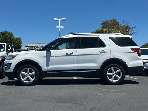 Used 2017 Ford Explorer XLT AWD/4WD image 7